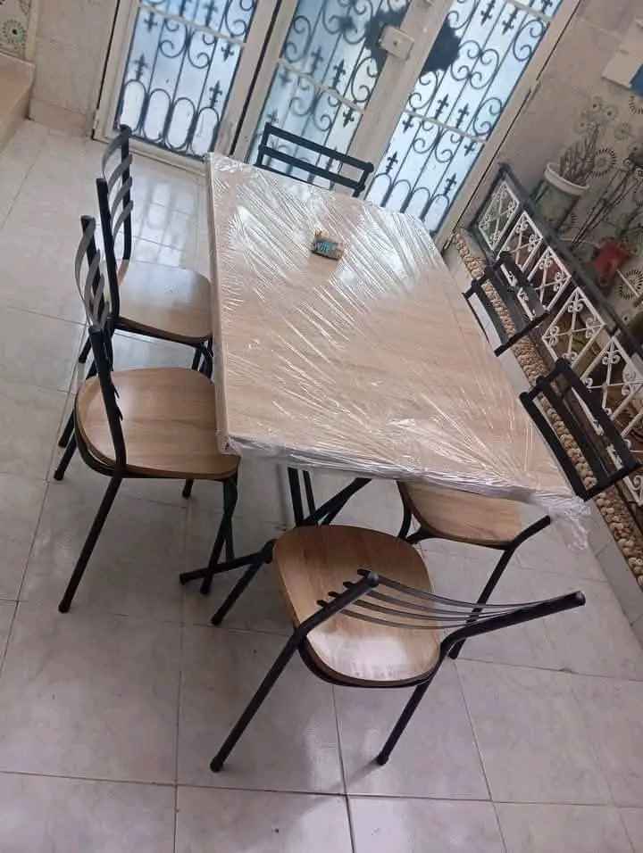 Table et 6 chaises — miniature 2