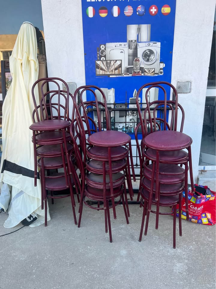 Tables et chaises — miniature 2