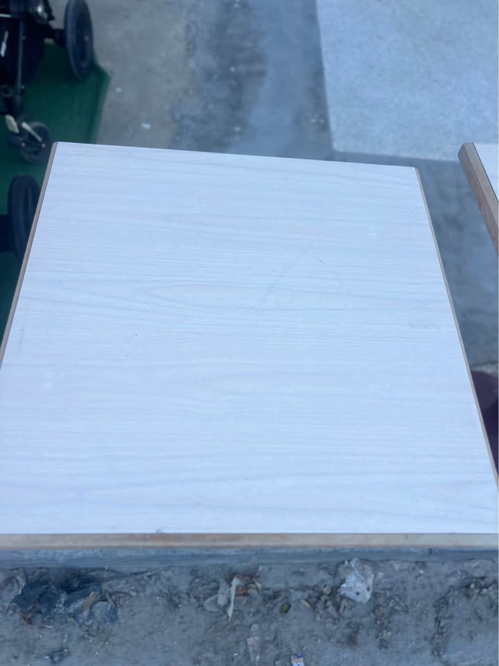 Tables et chaises — miniature 4