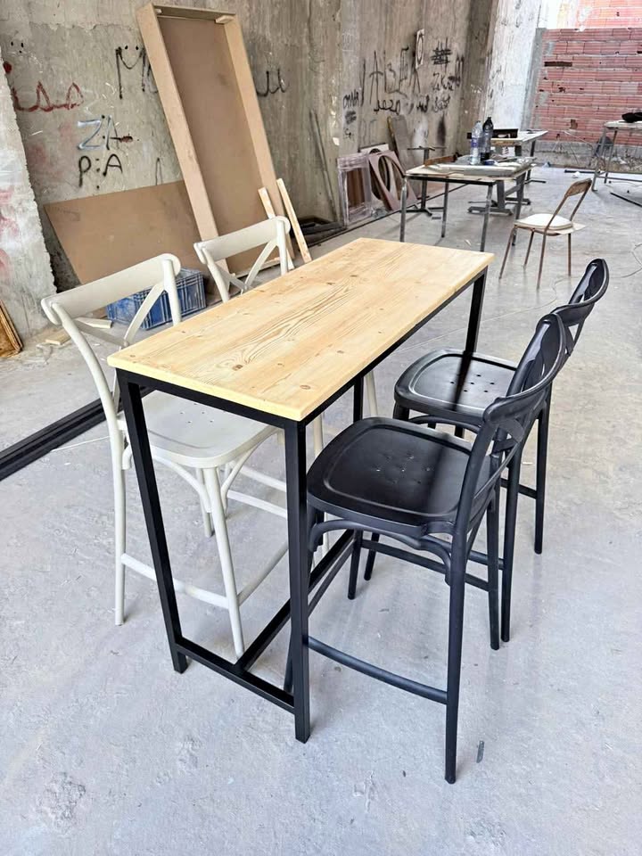 Table et chaises pour café ou restaurant — miniature 4