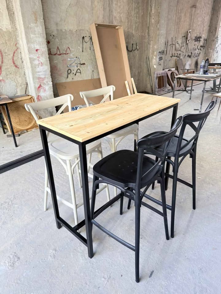 Table et chaises pour café ou restaurant — miniature 3