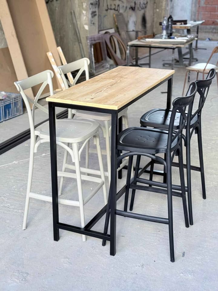 Table et chaises pour café ou restaurant — miniature 2