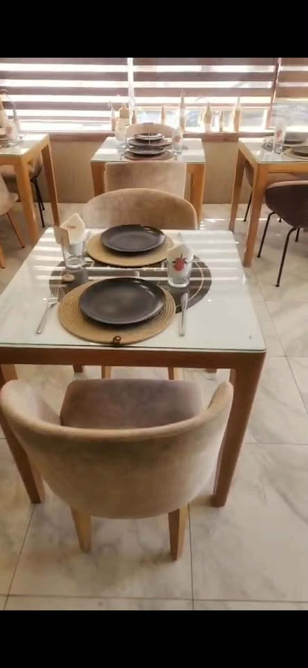 Mobilier complet pour café / restaurant