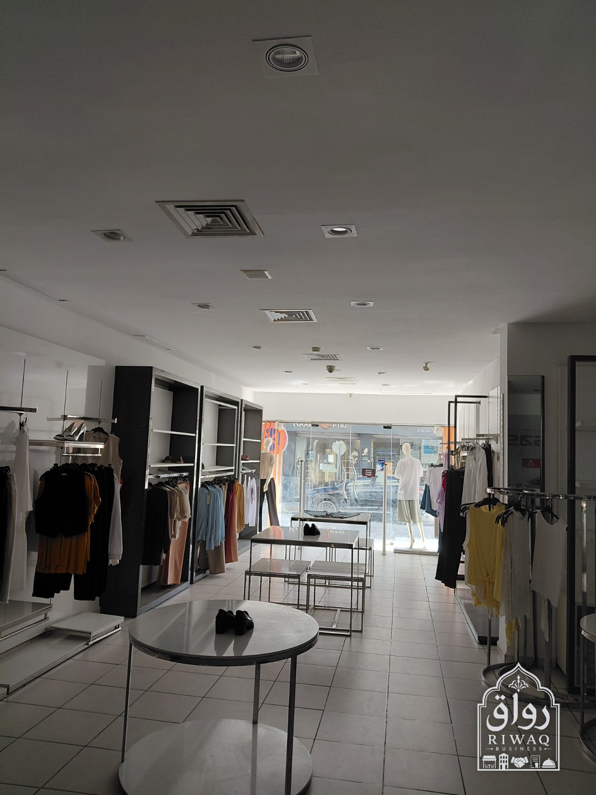 Fonds de commerce  prêt à porter H+F+E ,CHAUSSURES ET CUIR — Devanture / entrée