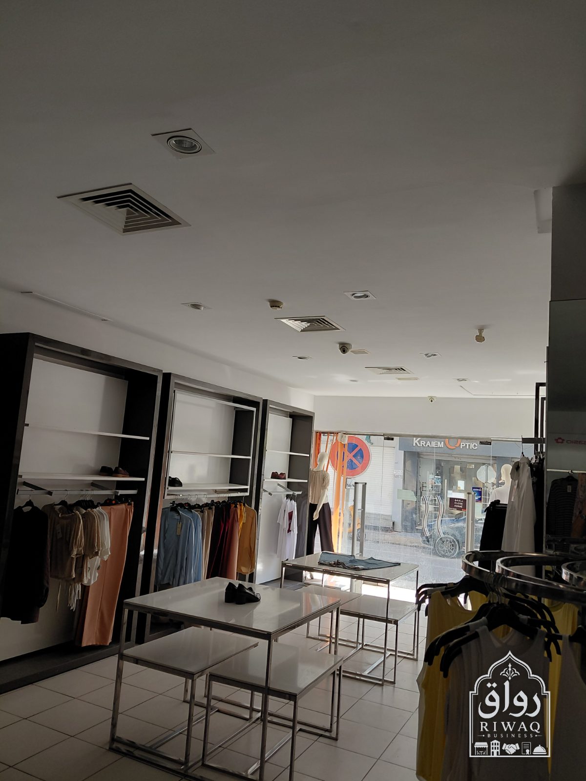 Fonds de commerce  prêt à porter H+F+E ,CHAUSSURES ET CUIR — Devanture / entrée