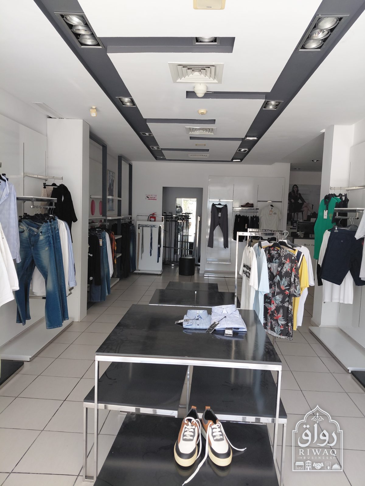 Fonds de commerce  prêt à porter H+F+E ,CHAUSSURES ET CUIR — Devanture / entrée