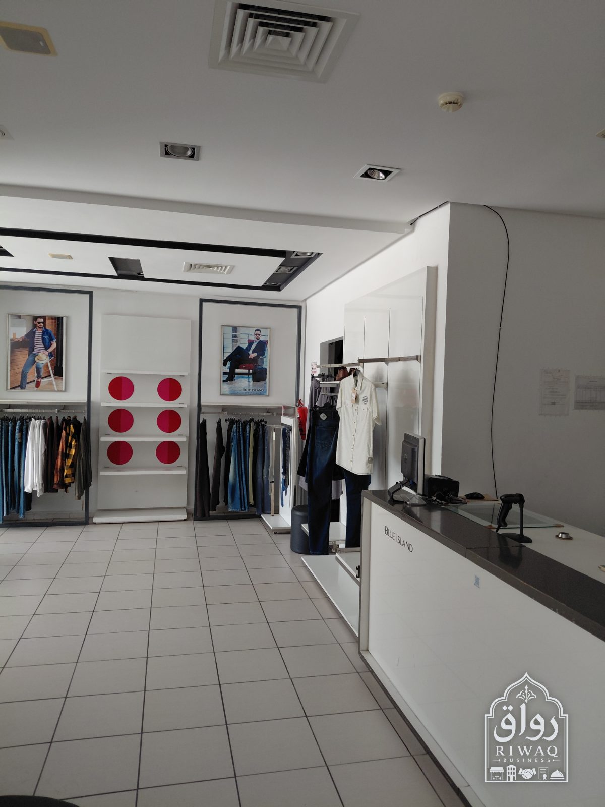 Fonds de commerce  prêt à porter H+F+E ,CHAUSSURES ET CUIR — Devanture / entrée