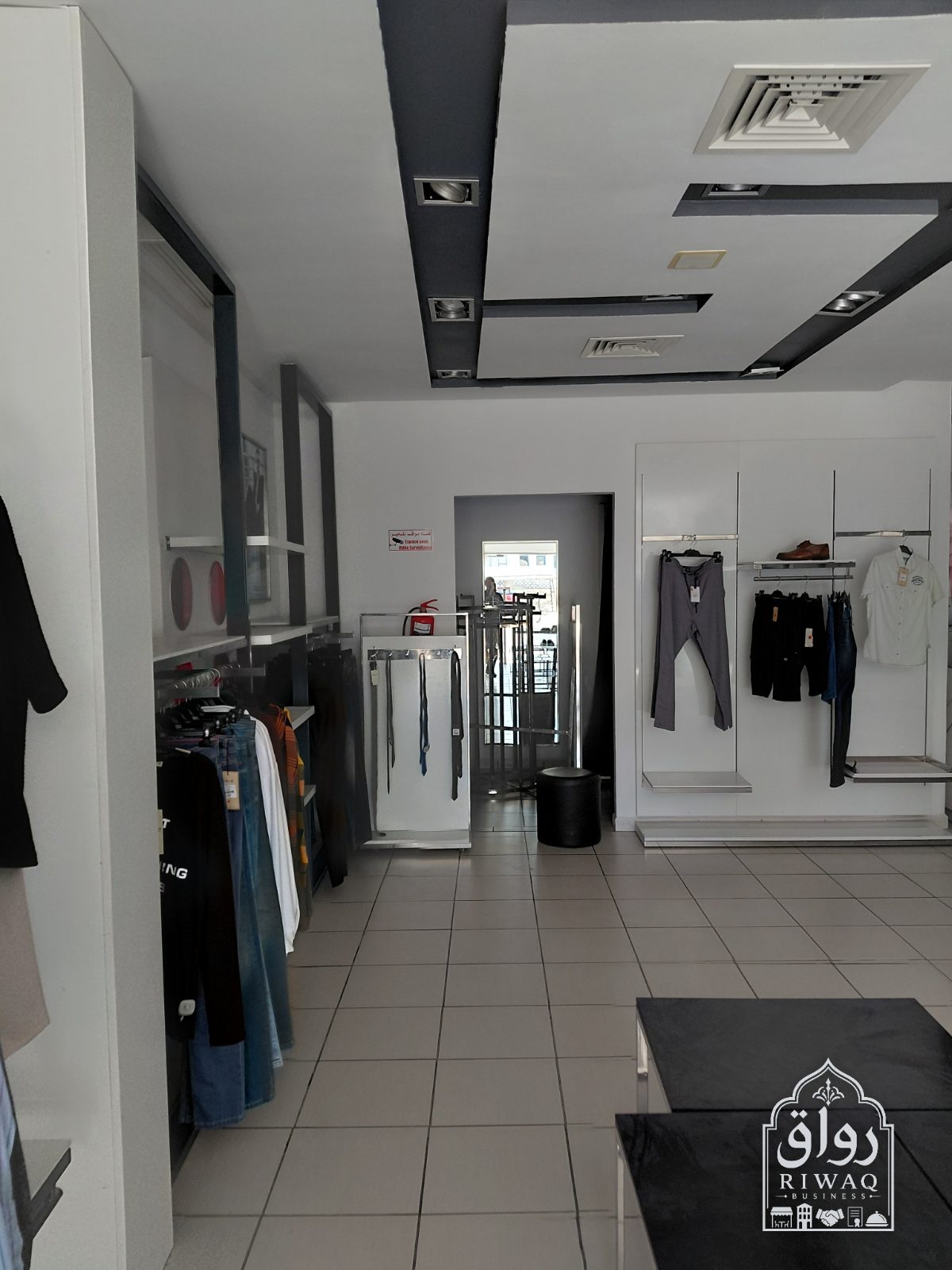Fonds de commerce  prêt à porter H+F+E ,CHAUSSURES ET CUIR — Devanture / entrée