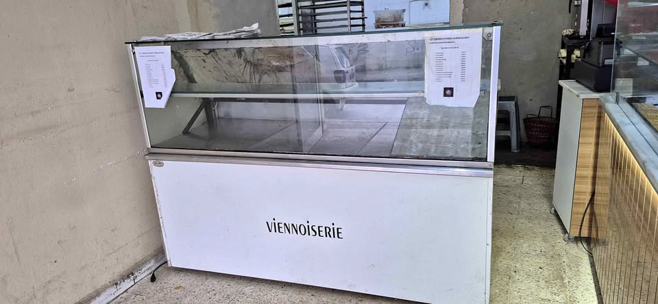 Vitrine chaude et vitrine froid et caisse